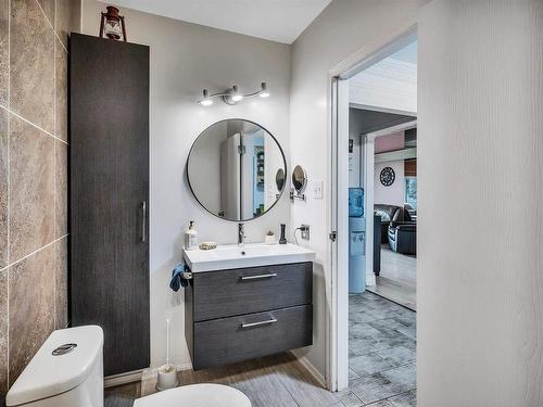 20415 Quadrant Avenue Sw, Edmonton, AB - Indoor Photo Showing Bathroom