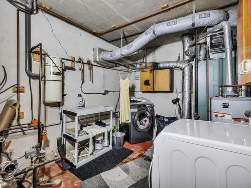 20415 Quadrant Avenue Sw, Edmonton, AB - Indoor Photo Showing Laundry Room