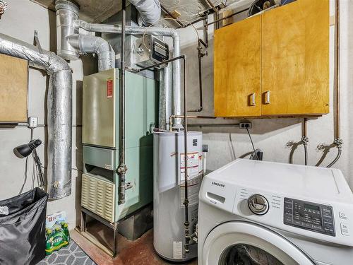 20415 Quadrant Avenue Sw, Edmonton, AB - Indoor Photo Showing Laundry Room