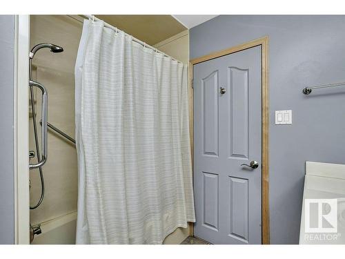 9801 92 Avenue Nw, Edmonton, AB - Indoor Photo Showing Bathroom