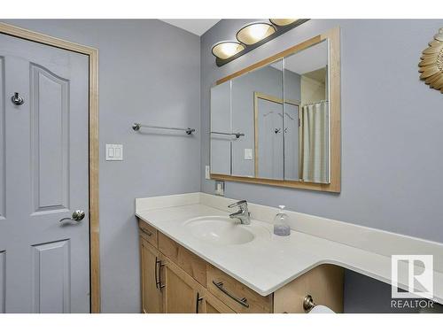 9801 92 Avenue Nw, Edmonton, AB - Indoor Photo Showing Bathroom