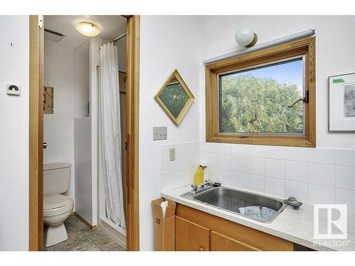 9801 92 Avenue Nw, Edmonton, AB - Indoor Photo Showing Bathroom