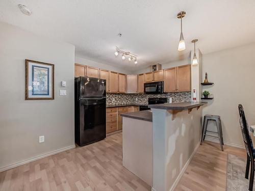 124 646 Mcallister Loop, Edmonton, AB - Indoor Photo Showing Kitchen