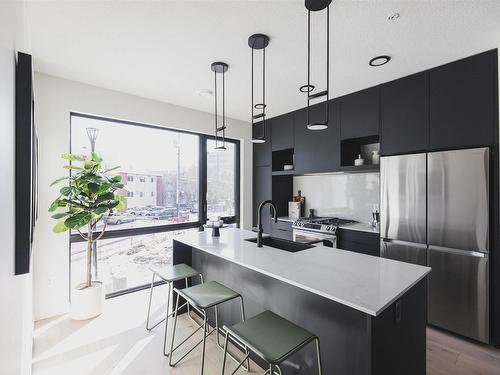 10339 Wadhurst Road, Edmonton, AB - Indoor Photo Showing Kitchen