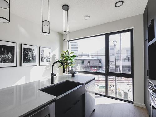 10339 Wadhurst Road, Edmonton, AB - Indoor Photo Showing Kitchen