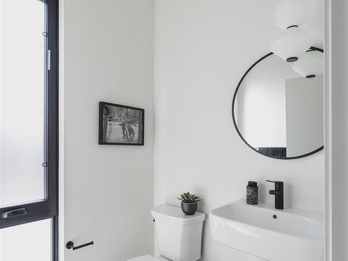 10339 Wadhurst Road, Edmonton, AB - Indoor Photo Showing Bathroom