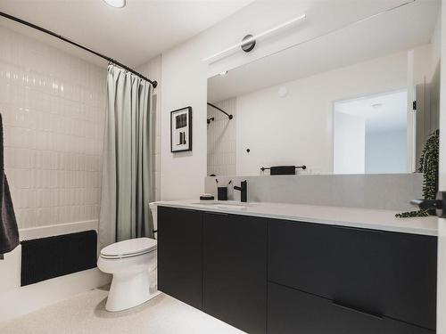 10339 Wadhurst Road, Edmonton, AB - Indoor Photo Showing Bathroom