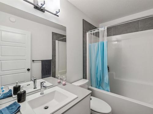 2931 Coughlan Green, Edmonton, AB - Indoor Photo Showing Bathroom