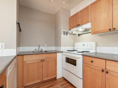 907 9730 106 Street, Edmonton, AB - Indoor Photo Showing Kitchen