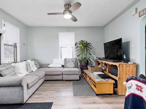 11513 129 Avenue, Edmonton, AB - Indoor Photo Showing Living Room