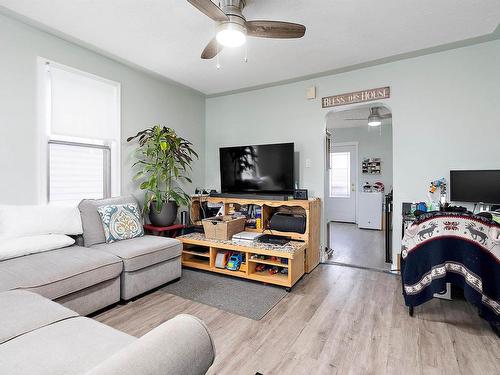 11513 129 Avenue, Edmonton, AB - Indoor Photo Showing Living Room