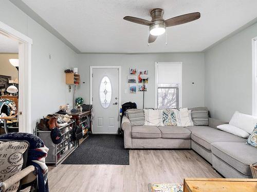 11513 129 Avenue, Edmonton, AB - Indoor Photo Showing Living Room