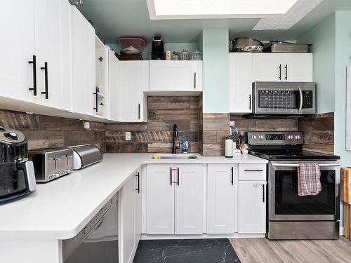 11513 129 Avenue, Edmonton, AB - Indoor Photo Showing Kitchen