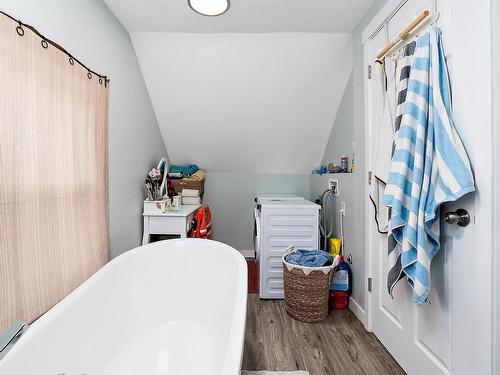 11513 129 Avenue, Edmonton, AB - Indoor Photo Showing Bathroom