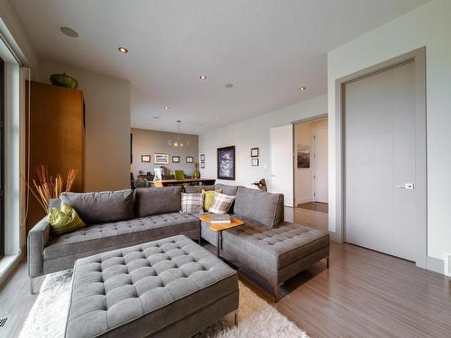 622 Howatt Drive, Edmonton, AB - Indoor Photo Showing Living Room