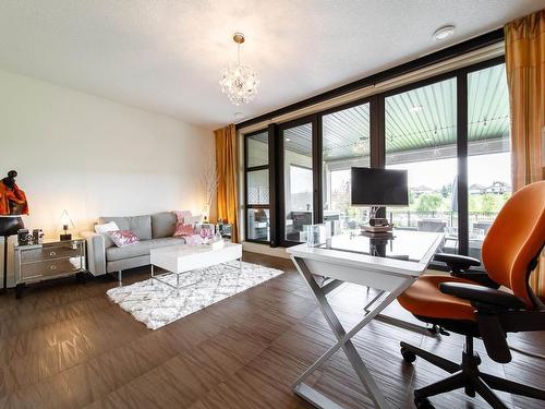 622 Howatt Drive, Edmonton, AB - Indoor Photo Showing Living Room