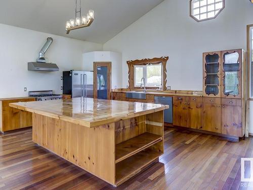 25018 Richfield Drive, Rural Sturgeon County, AB - Indoor Photo Showing Kitchen