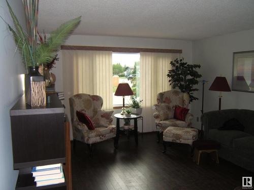 5621 48 Street, Vegreville, AB - Indoor Photo Showing Living Room