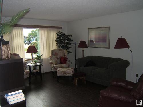 5621 48 Street, Vegreville, AB - Indoor Photo Showing Living Room