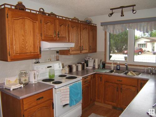 5621 48 Street, Vegreville, AB - Indoor Photo Showing Kitchen With Double Sink