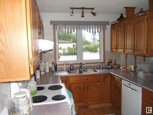 5621 48 Street, Vegreville, AB - Indoor Photo Showing Kitchen With Double Sink