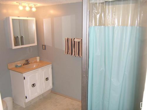 5621 48 Street, Vegreville, AB - Indoor Photo Showing Bathroom