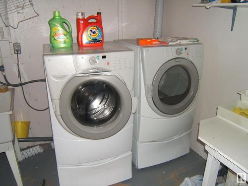 5621 48 Street, Vegreville, AB - Indoor Photo Showing Laundry Room