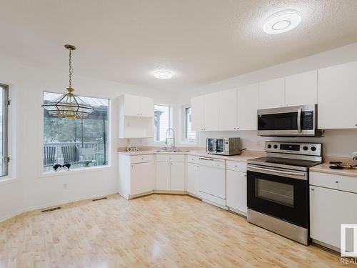 8021 17A Avenue, Edmonton, AB - Indoor Photo Showing Kitchen