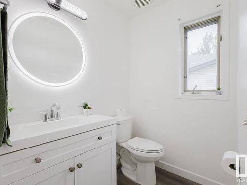 8021 17A Avenue, Edmonton, AB - Indoor Photo Showing Bathroom