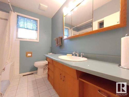 8714 160 Street, Edmonton, AB - Indoor Photo Showing Bathroom