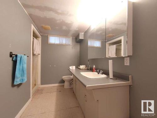 8714 160 Street, Edmonton, AB - Indoor Photo Showing Bathroom