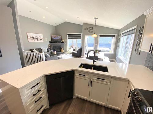 43 Haney Landing, Spruce Grove, AB - Indoor Photo Showing Kitchen