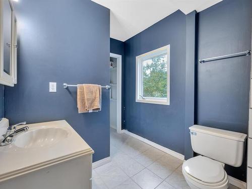 10722 92 Street, Edmonton, AB - Indoor Photo Showing Bathroom