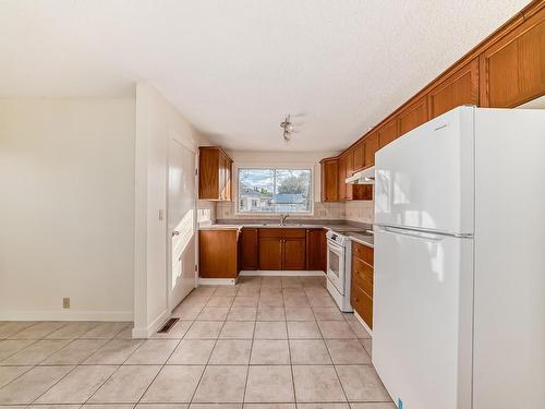 12627 161 Avenue, Edmonton, AB - Indoor Photo Showing Kitchen