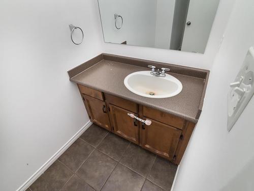 2730 136A Avenue, Edmonton, AB - Indoor Photo Showing Bathroom