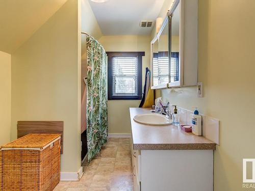 11437 94 Street, Edmonton, AB - Indoor Photo Showing Bathroom