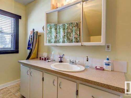 11437 94 Street, Edmonton, AB - Indoor Photo Showing Bathroom