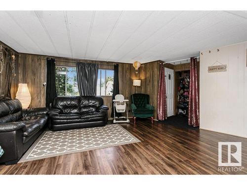 4705 54 Avenue, Calmar, AB - Indoor Photo Showing Living Room