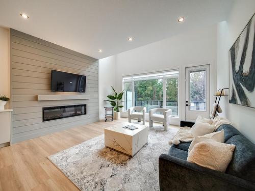 24 20425 93 Avenue, Edmonton, AB - Indoor Photo Showing Living Room With Fireplace