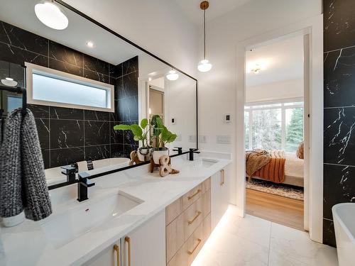 24 20425 93 Avenue, Edmonton, AB - Indoor Photo Showing Bathroom