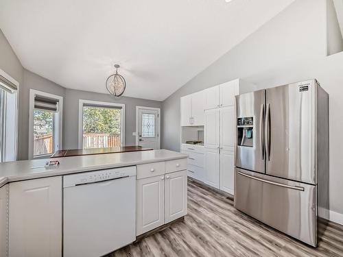 2932 41 Avenue, Edmonton, AB - Indoor Photo Showing Kitchen