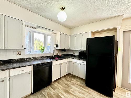 4902 Mackenzie Avenue, Drayton Valley, AB - Indoor Photo Showing Kitchen