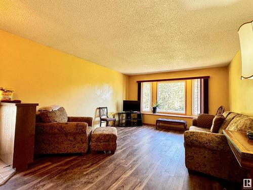 4902 Mackenzie Avenue, Drayton Valley, AB - Indoor Photo Showing Living Room