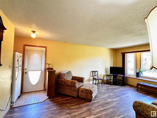 4902 Mackenzie Avenue, Drayton Valley, AB - Indoor Photo Showing Living Room