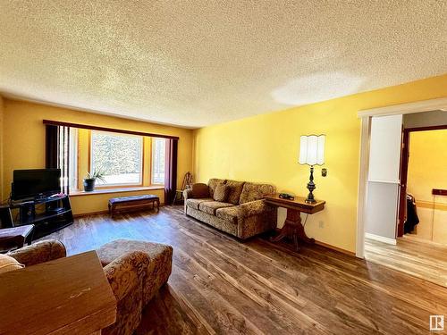 4902 Mackenzie Avenue, Drayton Valley, AB - Indoor Photo Showing Living Room