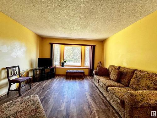 4902 Mackenzie Avenue, Drayton Valley, AB - Indoor Photo Showing Living Room