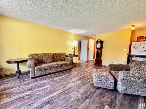 4902 Mackenzie Avenue, Drayton Valley, AB - Indoor Photo Showing Living Room