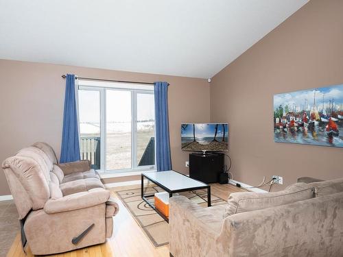 506 Lakewood Close, Cold Lake, AB - Indoor Photo Showing Living Room