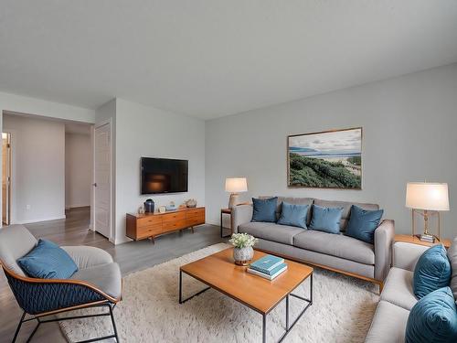 21806 91 Avenue, Edmonton, AB - Indoor Photo Showing Living Room