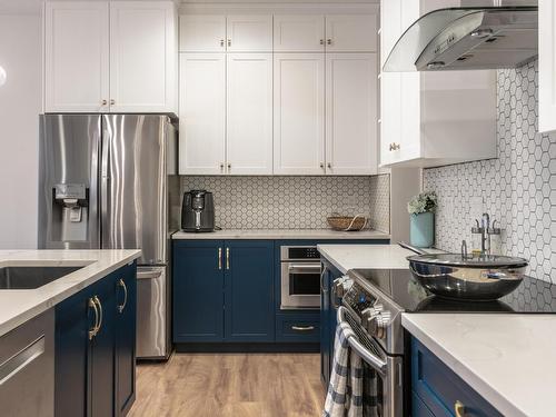 4215 206 Street, Edmonton, AB - Indoor Photo Showing Kitchen With Upgraded Kitchen